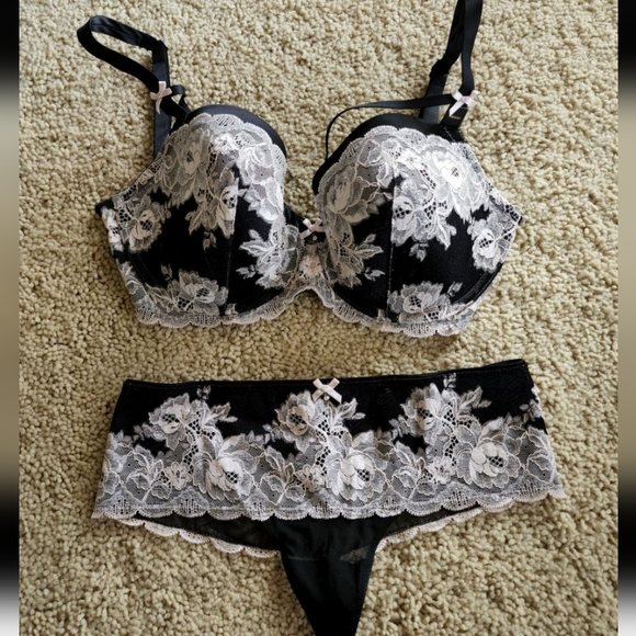 Victoria's Secret Black Lace Bra Panty Set NEW! - Picture 1 of 7